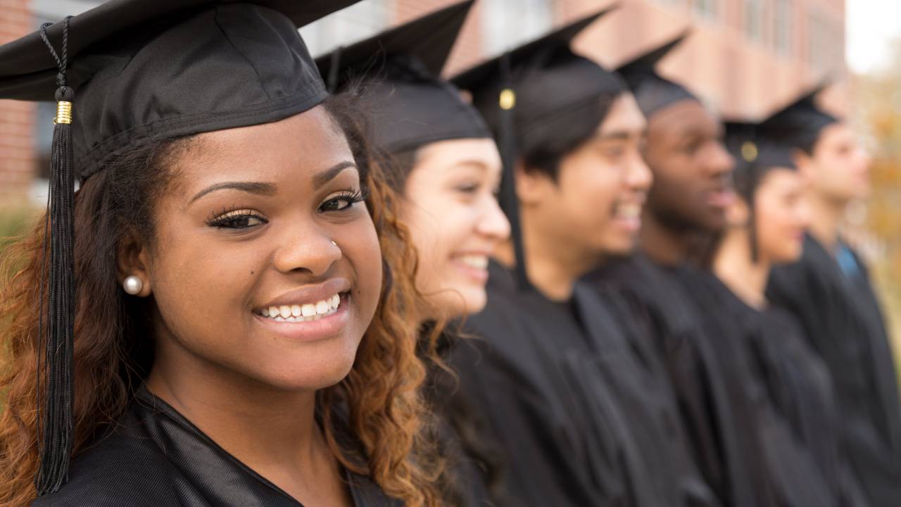 Estudantes negra em formatura
