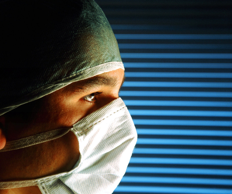 Médico olhando a distância.