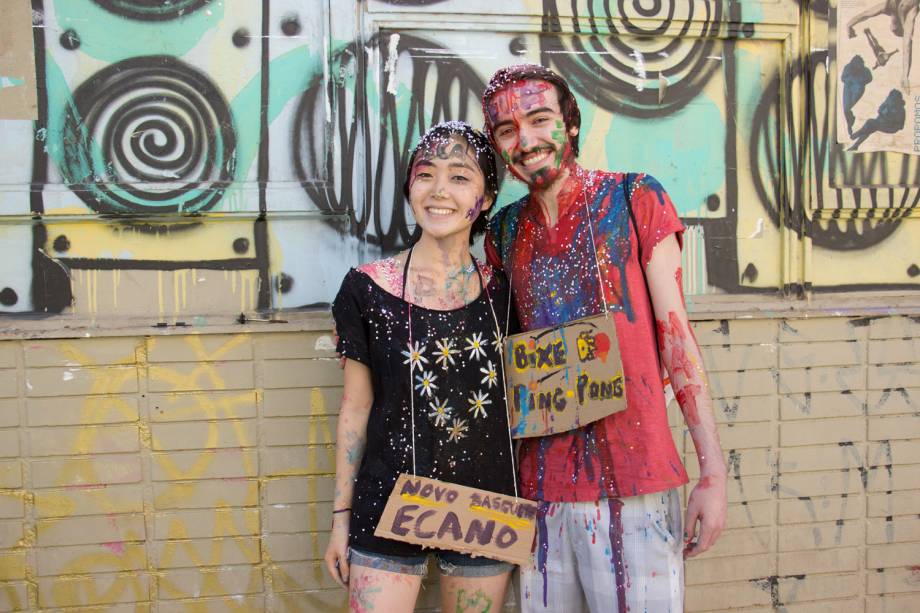 <span>Veteranos da Escola de Comunicações e Artes da Universidade de São Paulo (ECA-USP) recebem os calouros com música, glitter e muita tinta</span>