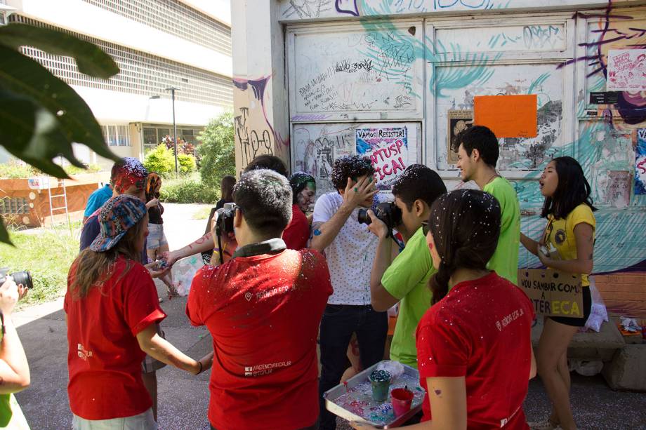 <span>Veteranos da Escola de Comunicações e Artes da Universidade de São Paulo (ECA-USP) recebem os calouros com música, glitter e muita tinta</span>