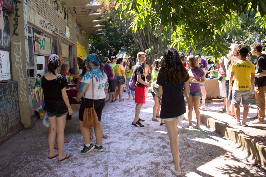 Veteranos da Escola de Comunicações e Artes da Universidade de São Paulo (ECA-USP) recebem os calouros com música, glitter e muita tinta