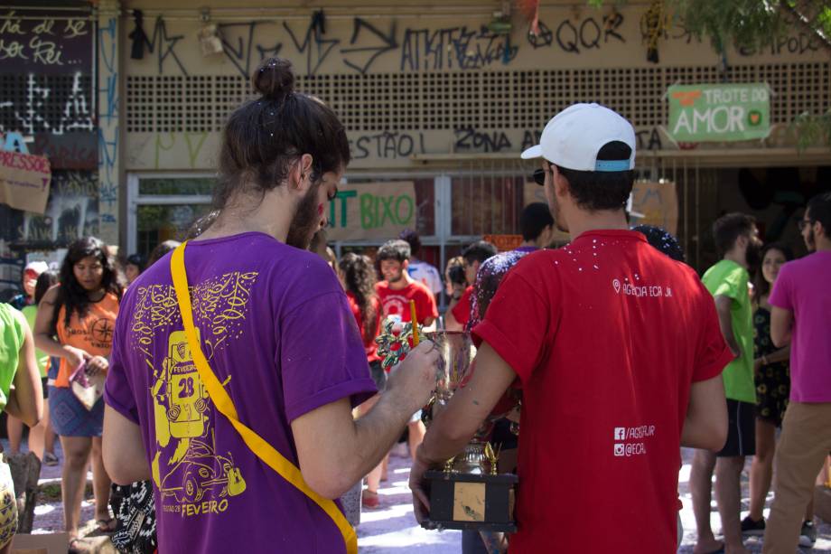 <span>Veteranos da Escola de Comunicações e Artes da Universidade de São Paulo (ECA-USP) recebem os calouros com música, glitter e muita tinta</span>