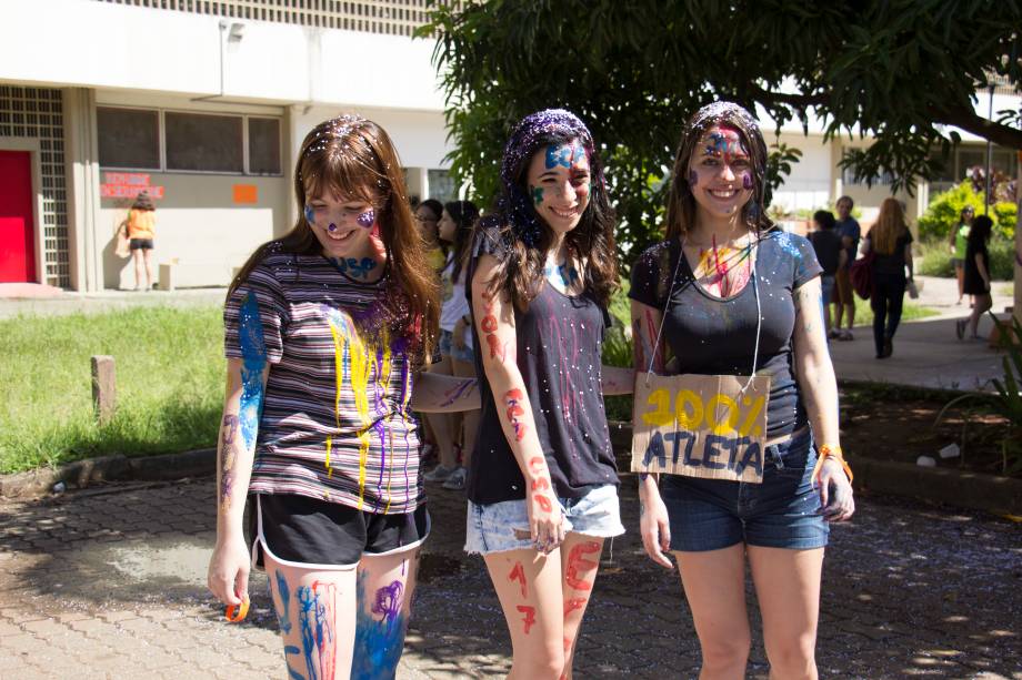 <span>Veteranos da Escola de Comunicações e Artes da Universidade de São Paulo (ECA/USP) recebem os calouros com música, glitter e muita tinta</span>