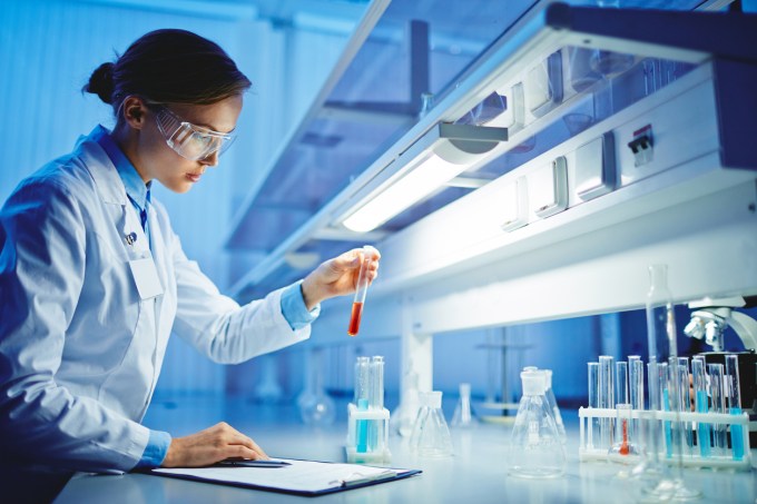 Bióloga em laboratório