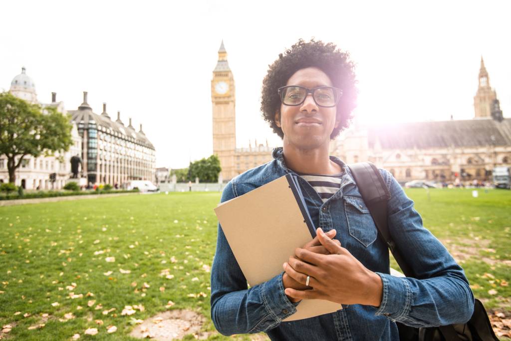 Como fazer pós-graduação no exterior pode ajudar na carreira