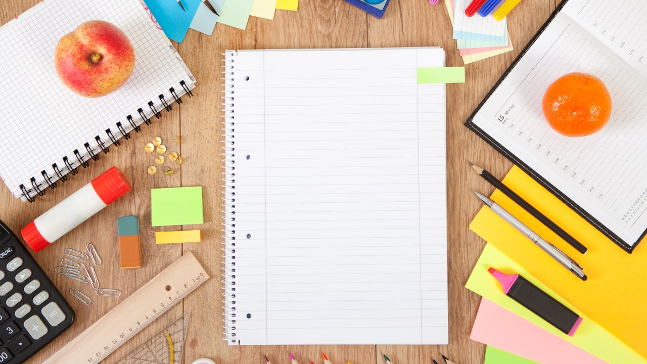 mesa de estudos com caderno