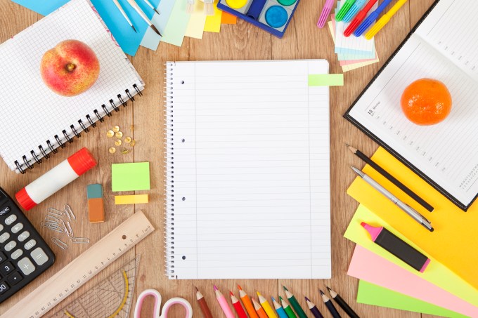 mesa de estudos com caderno