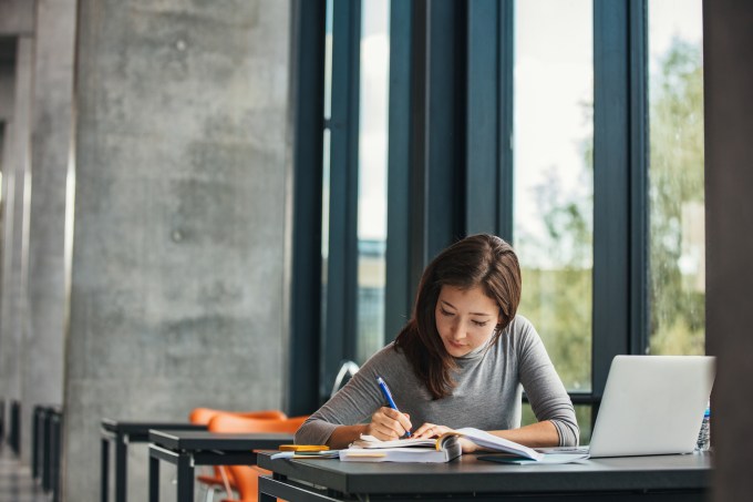 Estudante escrevendo