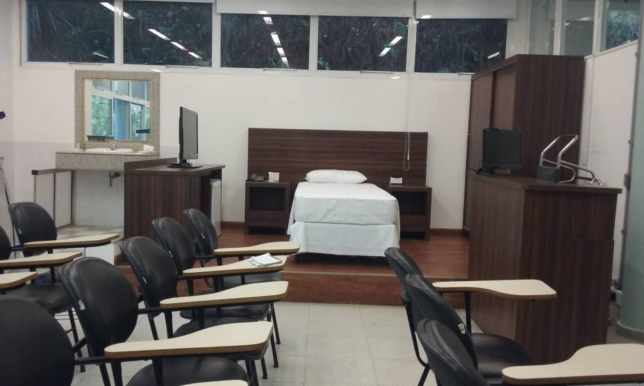 <b>Laboratório de hospedagem</b>, onde os alunos simulam uma situação real de hospedagem, desde o atendimento na recepção (veja balcão à direita), incluindo os procedimentos para fazer o check in e o check out, até a arrumação do quarto e a limpeza do banheiro. <b>Laboratório de hospedagem</b>, onde os alunos simulam uma situação real de hospedagem, desde o atendimento na recepção (veja balcão à direita), incluindo os procedimentos para fazer o check in e o check out, até a arrumação do quarto e a limpeza do banheiro.