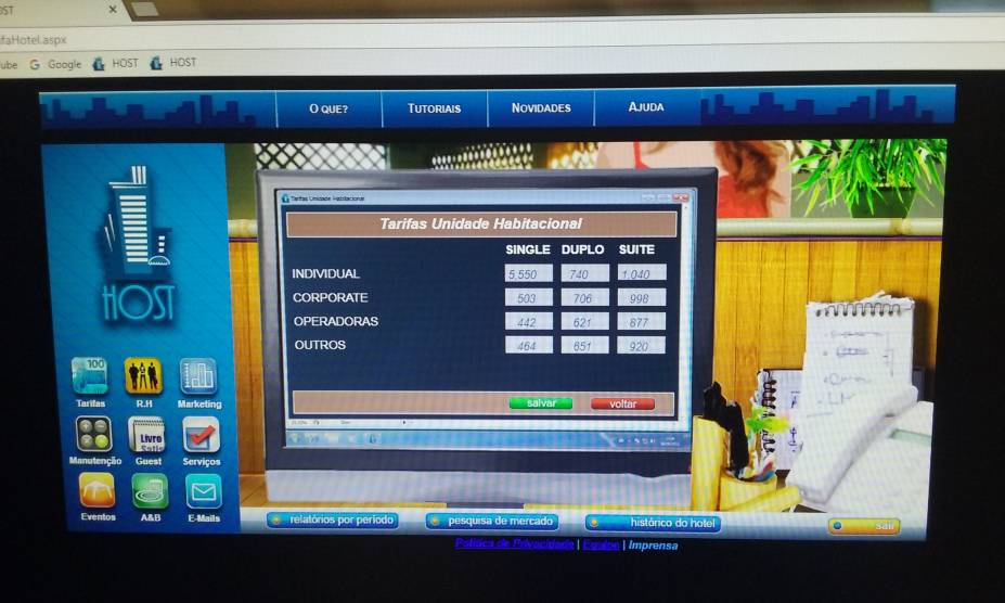 <b>Tela do Game Host</b> (Hotelaria Simulada para Treinamento) utilizado pelos alunos de Hotelaria. No jogo, eles têm que definir o perfil do estabelecimento fictício (hotel urbano, resort etc) que vão administrar e considerar uma série de variáveis, como tarifa, ações de marketing, qualidade dos serviços etc. A partir dessas decisões, eles comparam o desempenho do hotel que estão gerindo com o dos concorrentes (outros alunos). <b>Tela do Game Host</b> (Hotelaria Simulada para Treinamento) utilizado pelos alunos de Hotelaria. No jogo, eles têm que definir o perfil do estabelecimento fictício (hotel urbano, resort etc) que vão administrar e considerar uma série de variáveis, como tarifa, ações de marketing, qualidade dos serviços etc. A partir dessas decisões, eles comparam o desempenho do hotel que estão gerindo com o dos concorrentes (outros alunos).