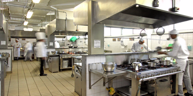 <b>Laboratório de cozinha</b>, onde os alunos de Hotelaria aprendem as técnicas básicas de gastronomia, como higienização, preparação e armazenamento de alimentos e cortes de carnes e legumes. <b>Laboratório de cozinha</b>, onde os alunos de Hotelaria aprendem as técnicas básicas de gastronomia, como higienização, preparação e armazenamento de alimentos e cortes de carnes e legumes.
