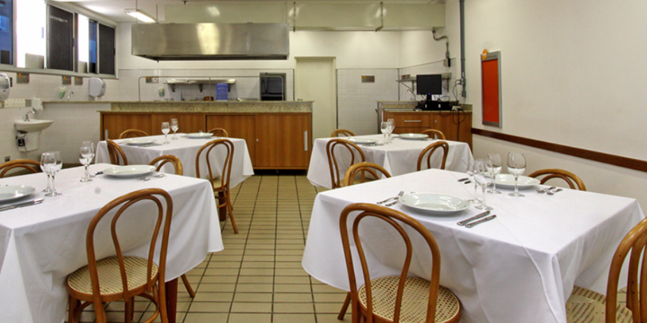 <b>Laboratório de restaurante</b>. Os alunos de Hotelaria fazem preparações e servem, simulando uma situação real de restaurante. Eles aprendem, por exemplo, a arrumar as mesas, as diferentes formas de servir (à inglesa, á francesa, à la carte) e os tipos de copos e taças. <b>Laboratório de restaurante</b>. Os alunos de Hotelaria fazem preparações e servem, simulando uma situação real de restaurante. Eles aprendem, por exemplo, a arrumar as mesas, as diferentes formas de servir (à inglesa, á francesa, à la carte) e os tipos de copos e taças.