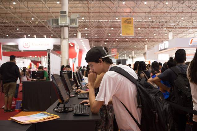 A Feira Guia do Estudante 2017 rolou entre os dias 14 e 16 de setembro no Anhembi, em São Paulo. Os visitantes puderam conferir palestras, simulados, jogos, testes vocacionais, dicas de estudo, orientação vocacional, informações de cursos no exterior, dicas de financiamento estudantil, oficinas profissionais e muito mais. A Feira Guia do Estudante 2017 rolou entre os dias 14 e 16 de setembro no Anhembi, em São Paulo. Os visitantes puderam conferir palestras, simulados, jogos, testes vocacionais, dicas de estudo, orientação vocacional, informações de cursos no exterior, dicas de financiamento estudantil, oficinas profissionais e muito mais.