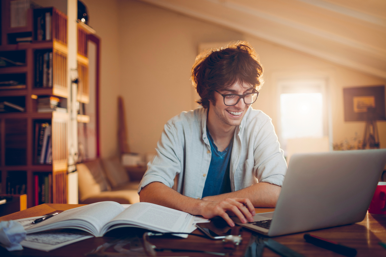 Estudante com livros e notebook