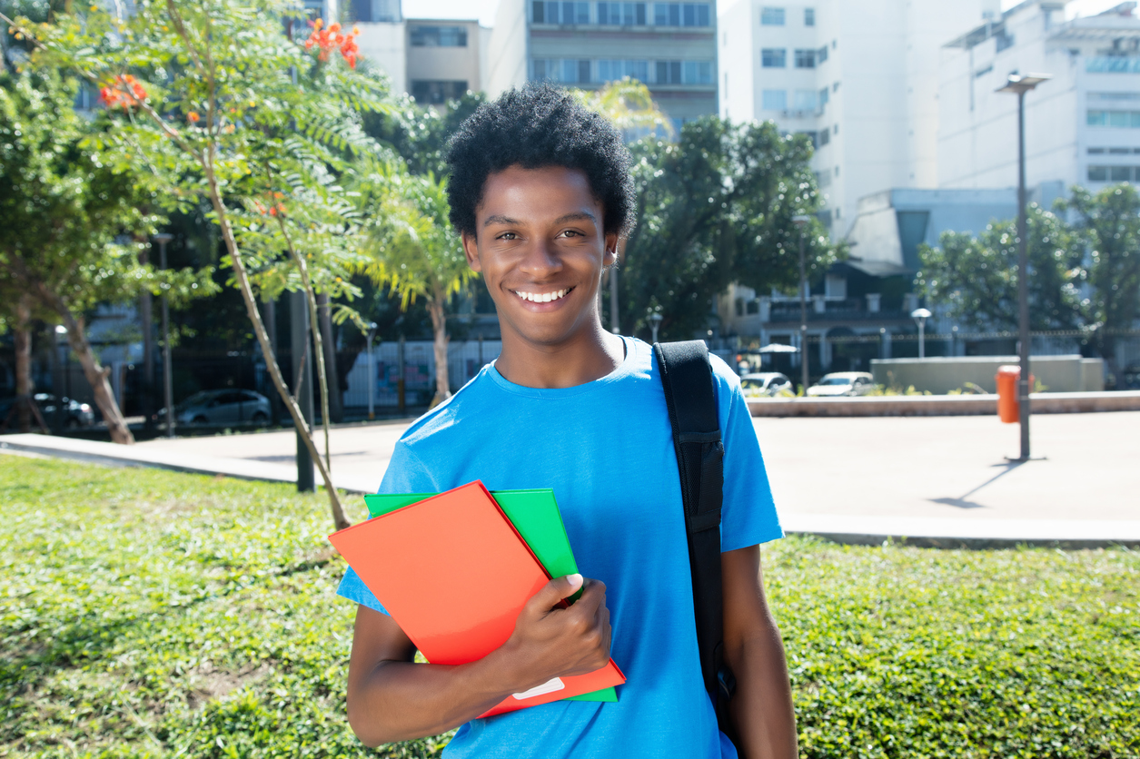 Estudante sorrindo