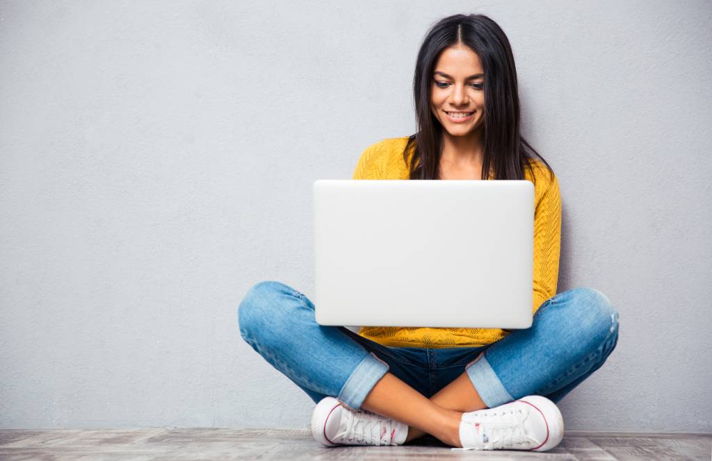 Estudante no computador