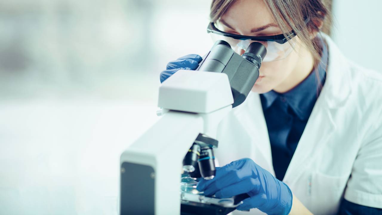 pesquisadora em laboratório