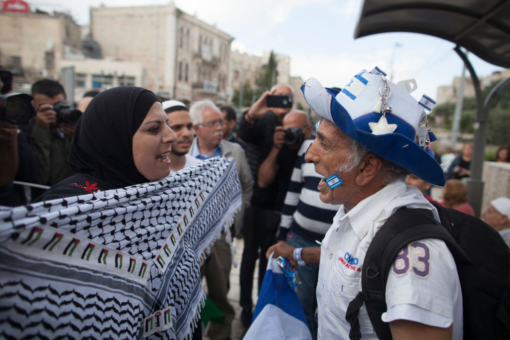 Israelense e palestina discutindo