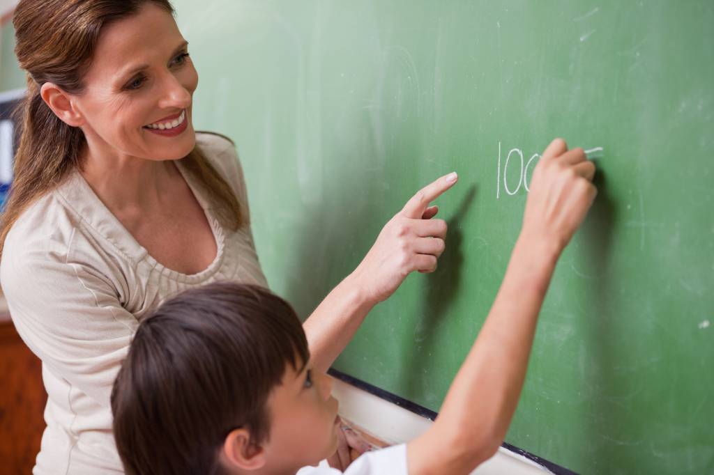 Percentual de estudantes que querem ser professores diminui, diz OCDE