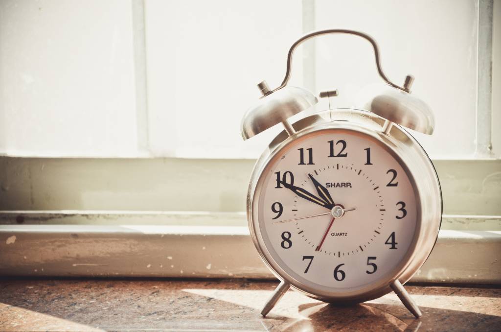 A crase e as horas: em quais casos ela aparece? E quando não aparece?
