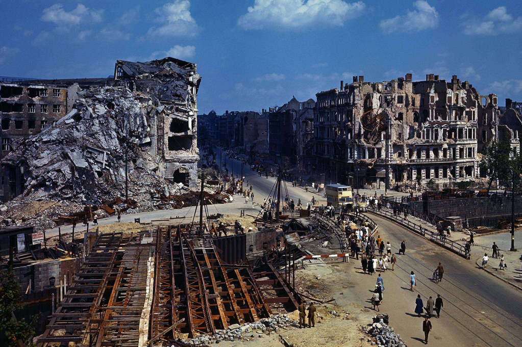 Imagens em cores de Berlim sendo reconstruída após o fim da Segunda Guerra