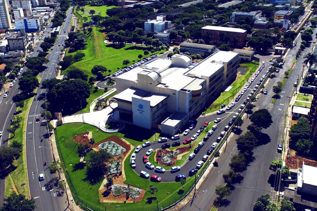 Contingenciamento faz Federal de Uberlândia cortar bolsas e transporte