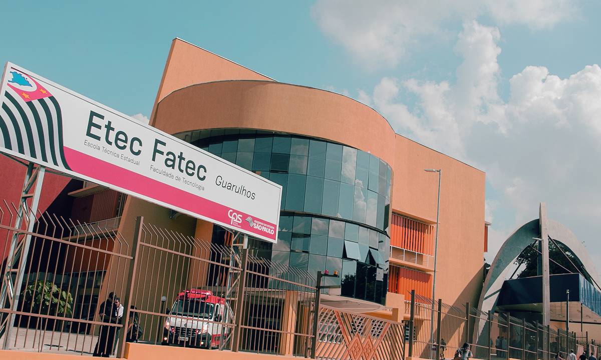 Fachada do prédio da Fatec Guarulhos.