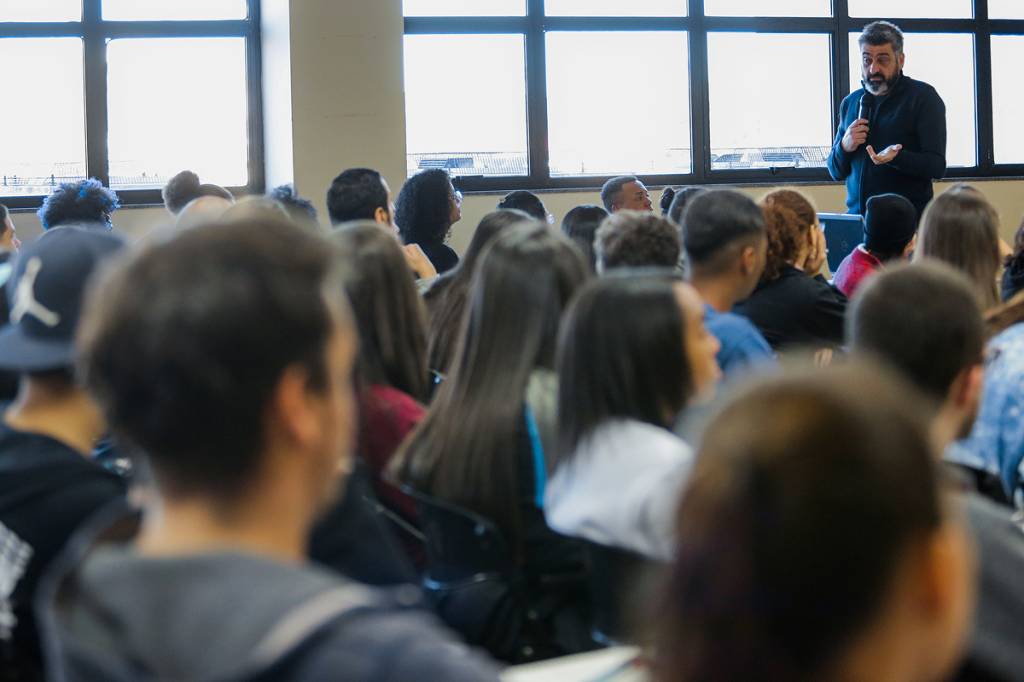 Câmara vota que alunos de particulares sem bolsa podem concorrer no Prouni