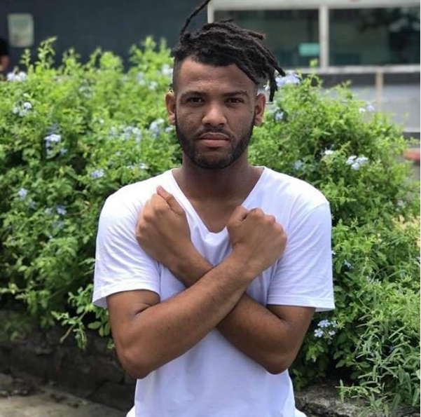 Rene Silva faz o gesto ‘Wakanda Forever’ no seu Instagram
