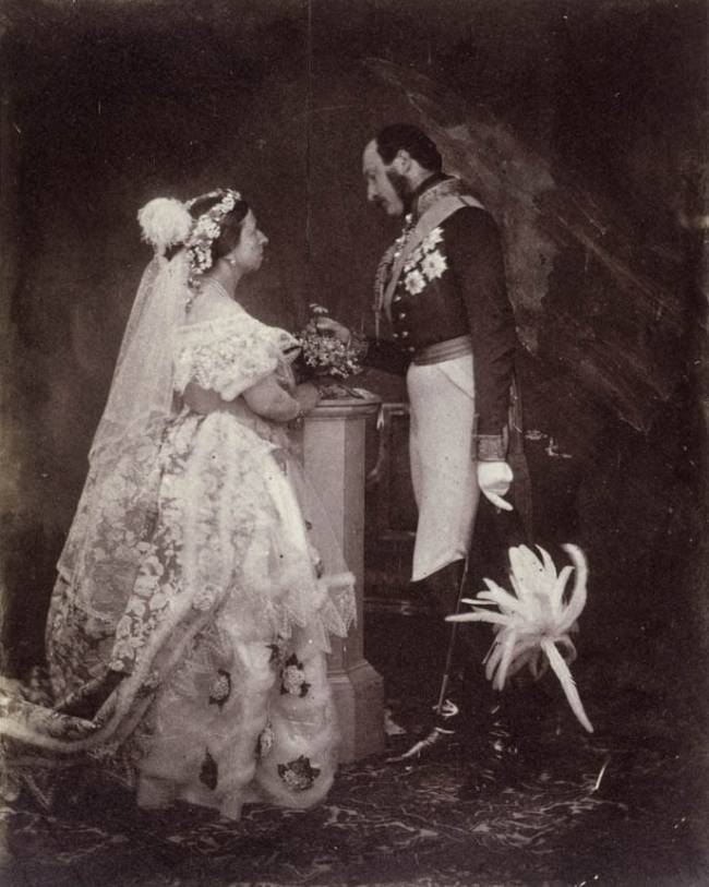 A Rainha Vitória e o Príncipe Albert catorze anos depois de seu casamento, posando com os trajes usados na cerimônia para uma fotografia real