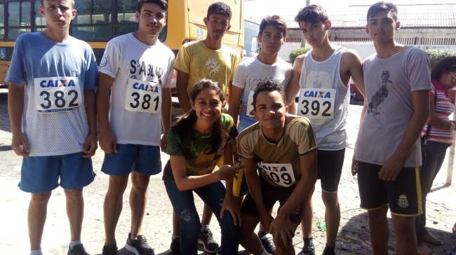 A professora orienta um treino de corrida com os alunos antes da quarentena