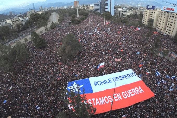 Depois de um pouco mais de um ano de protestos, o Chile foi em massa às ruas neste domingo (25) para decidir se quer ou não uma nova Constituição