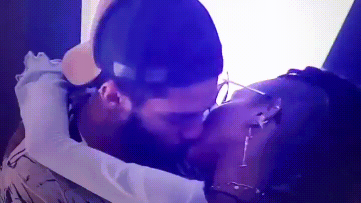 Percebam-no-vídeo-que-ele-pede-calma-como-se-estivesse-se-sentindo-sufocado_-isso-tudo-pq-ele-já-hav Beijo no BBB