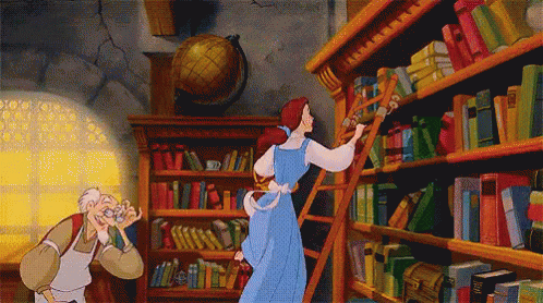 Biblioteca Bela desliza na escada de uma estante de livros