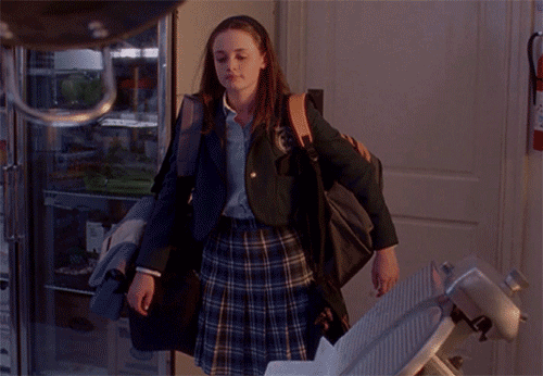 Livros pesados Estudante cansada jogando mochilas e bolsas no chão