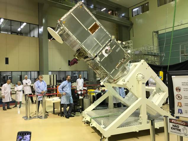 O satélite ainda em construção, no centro de pesquisa do Inpe em São José dos Campos O satélite ainda em construção, no centro de pesquisa do Inpe em São José dos Campos
