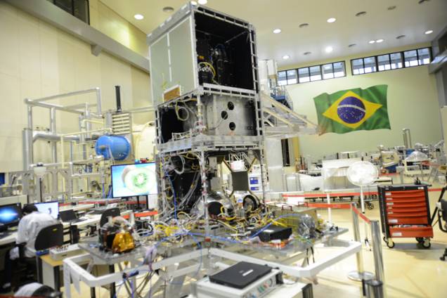 O satélite ainda em construção, no centro de pesquisa do Inpe em São José dos Campos O satélite ainda em construção, no centro de pesquisa do Inpe em São José dos Campos