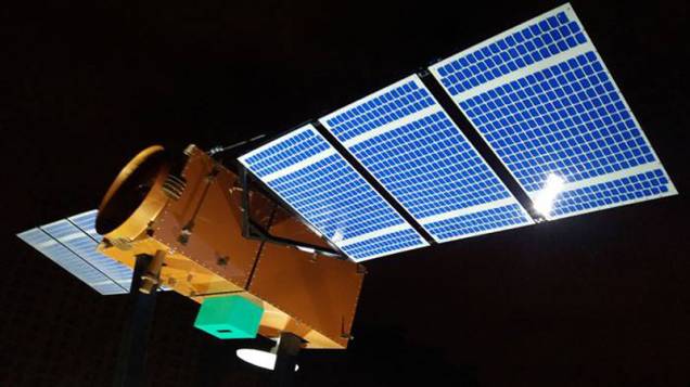 O primeiro satélite tem 4 metros de comprimento e pesa 640 kg O primeiro satélite tem 4 metros de comprimento e pesa 640 kg