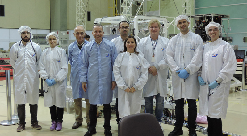A equipe responsável pelo trabalho de desenvolvimento do satélite A equipe responsável pelo trabalho de desenvolvimento do satélite