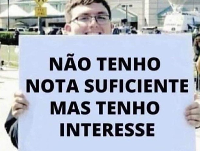 Garoto segurando placa com o meme "não tenho nota suficiente mas tenho interesse"