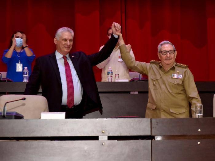 O novo presidente do Partido Comunista Cubano, Miguel Díaz-Canel, e o ex-presidente Raúl Castro