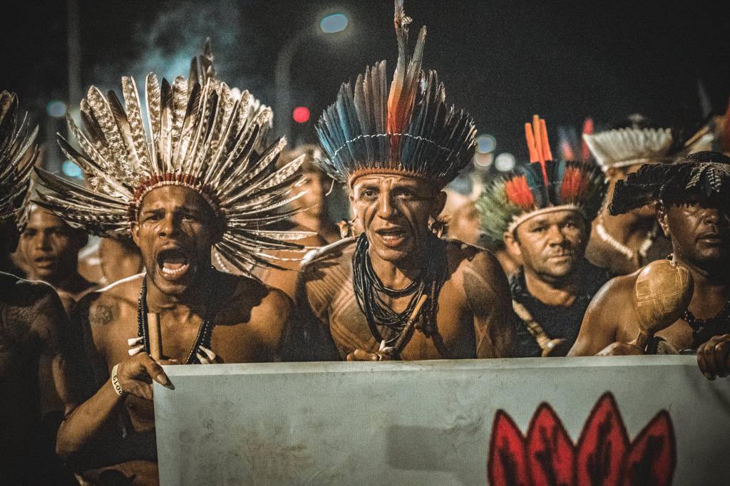 Povos indígenas protestando
