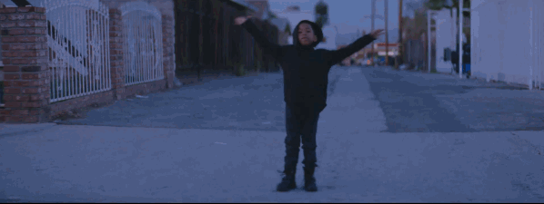beyonce-formation-stop-shooting-us-gif-2816 Mensagem de ''pare de atirar em nós'' aparece no clipe.