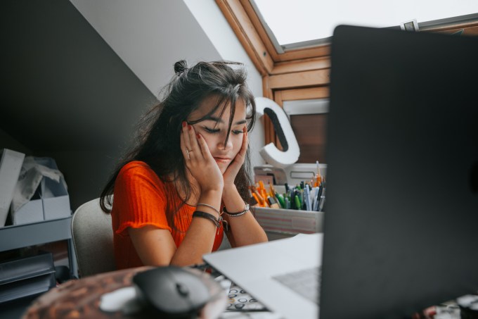 Estudante em frente de um computador