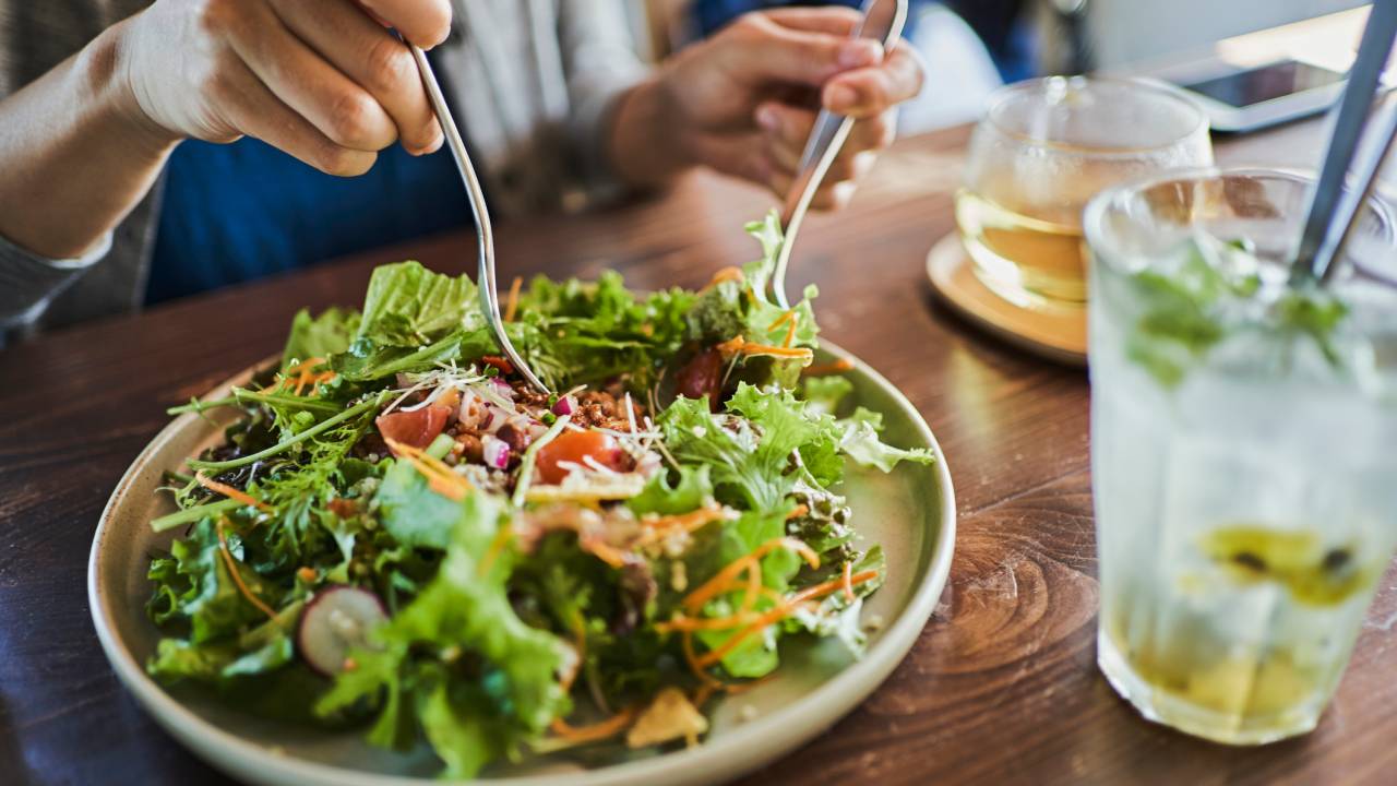 Prato de comida vegana servida no Japão