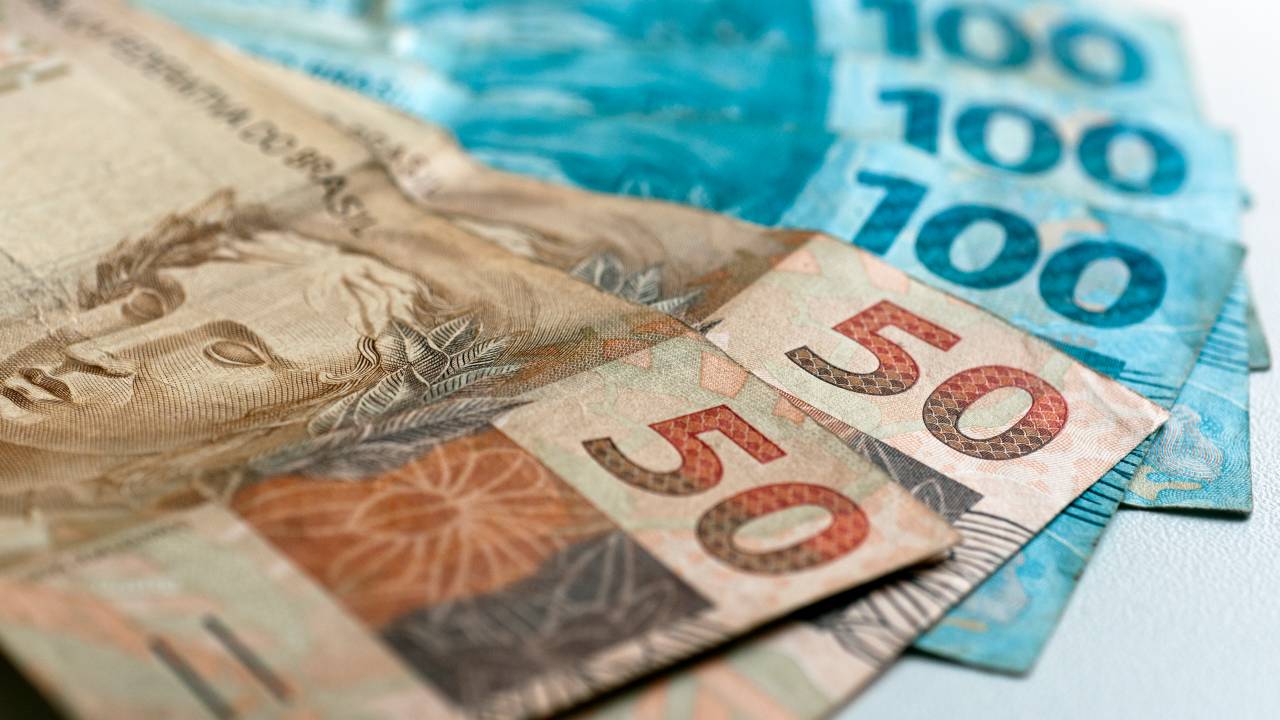 Notas de 50 e 100 reais