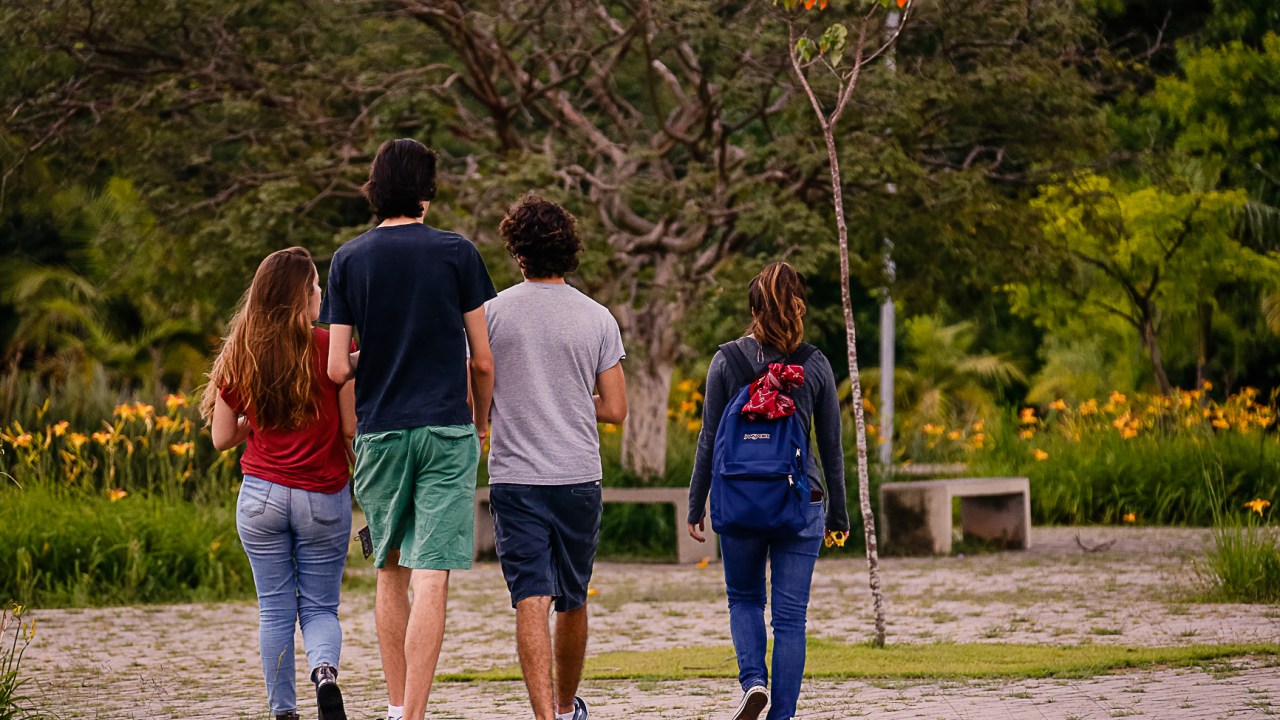 Alunos no campus da Universidade de São Paulo