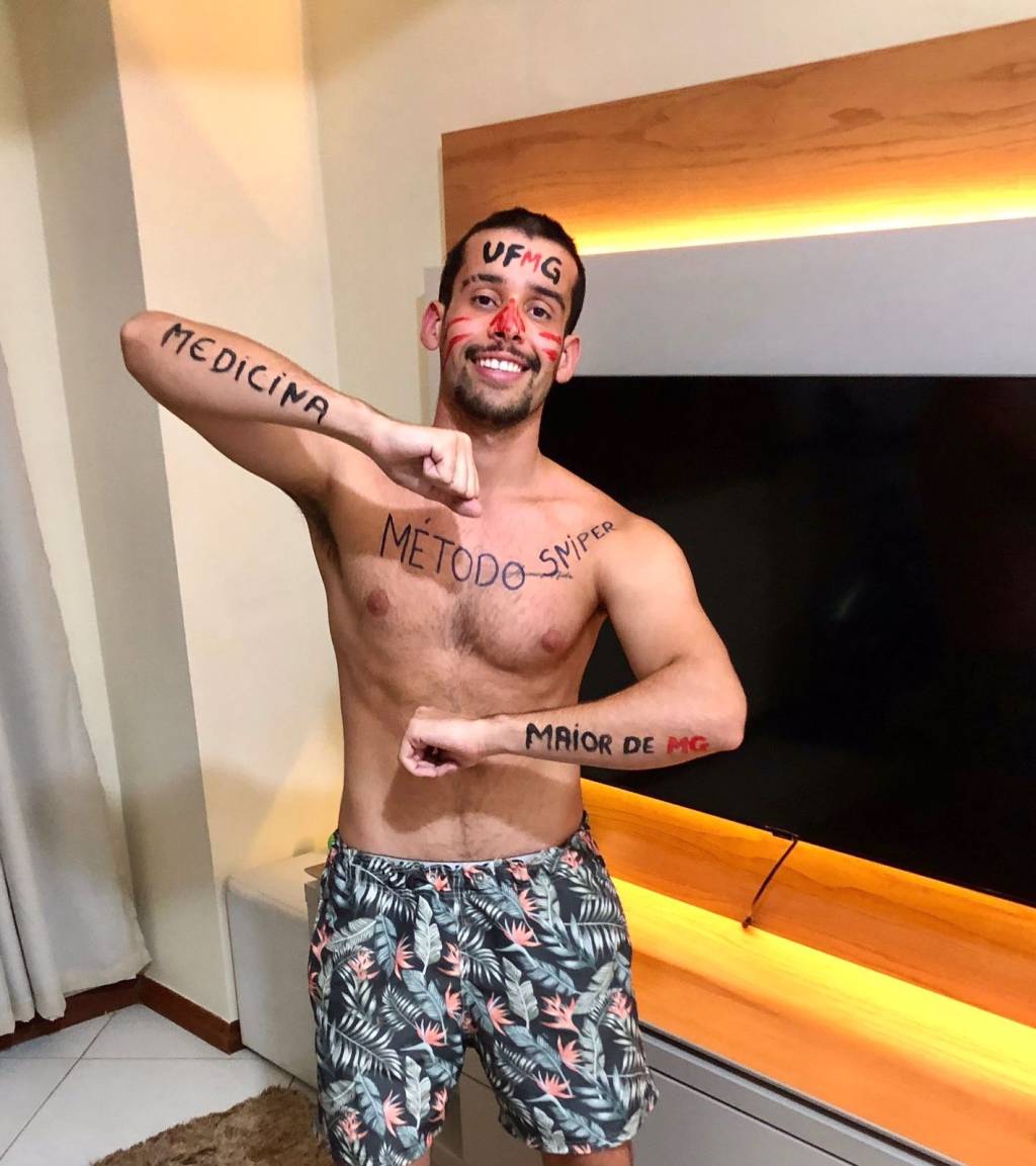 Antonio, aprovado em Medicina O estudante de Belo Horizonte, Antonio, foi aprovado em Medicina na UFMG apenas com cursinhos online