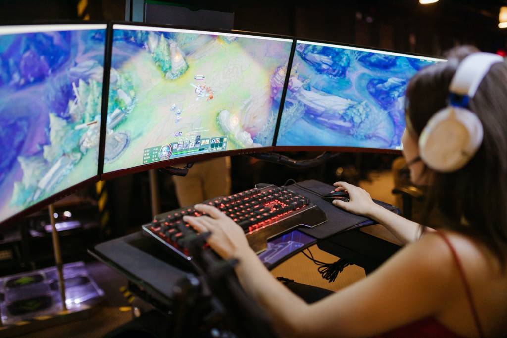 Jovem gamer jogando videogame