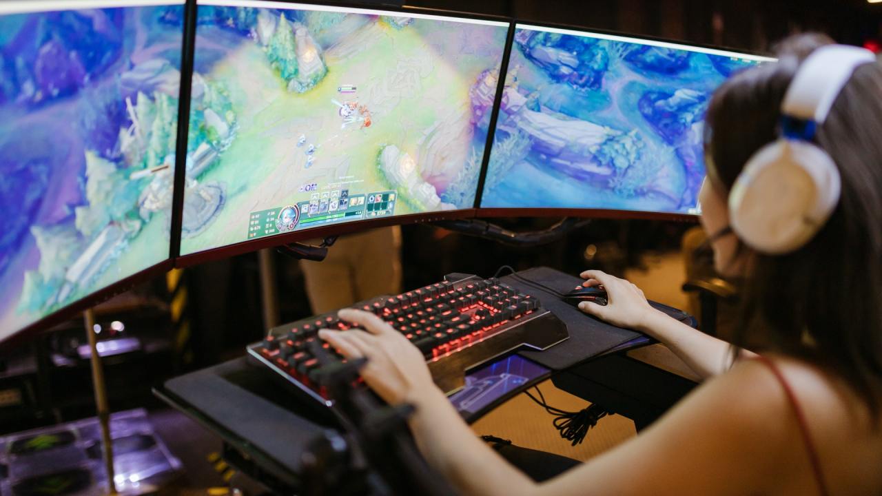 Jovem gamer jogando videogame